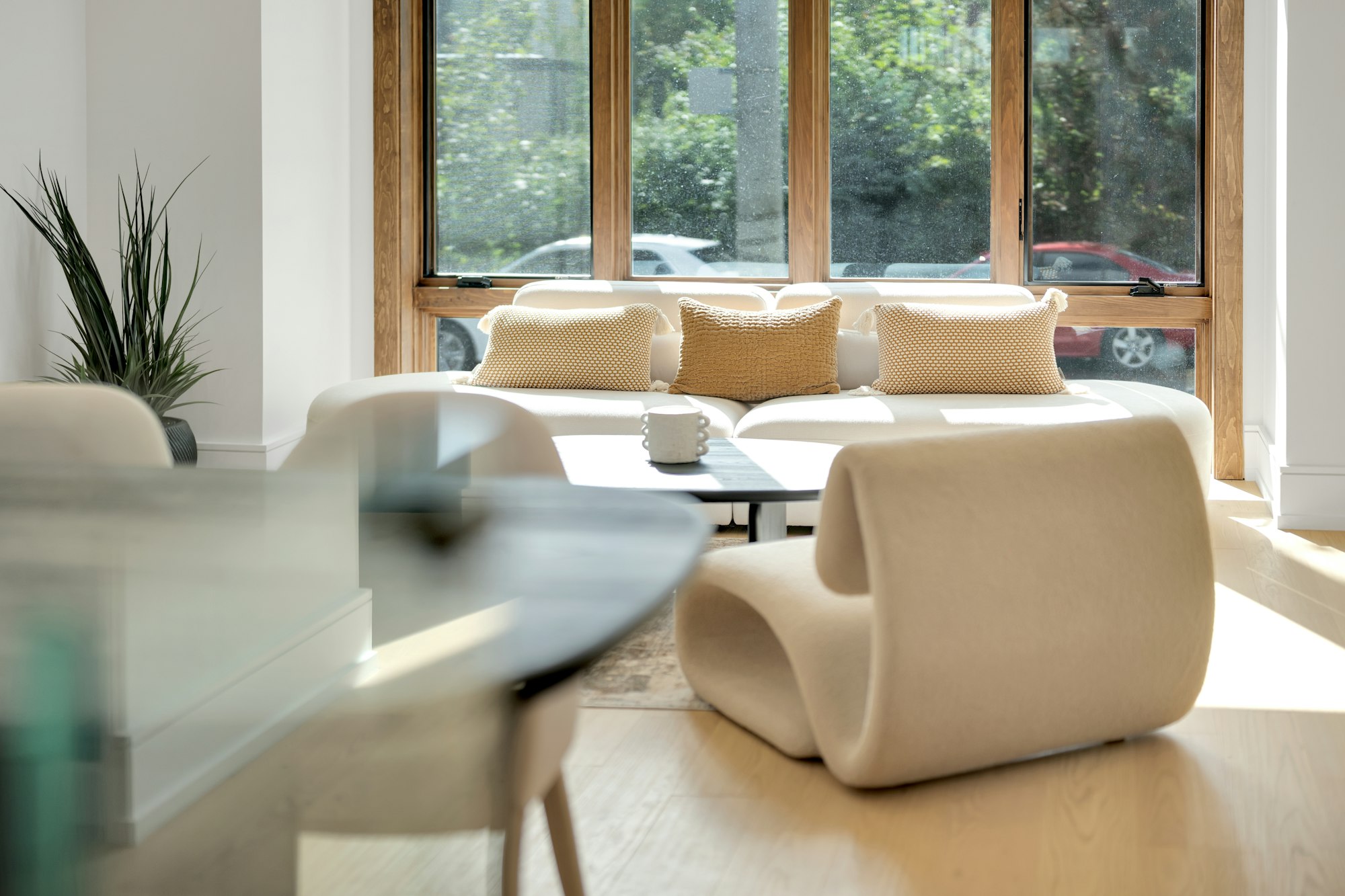 Sala moderna com pintura e acabamento impecáveis